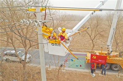 <p>　　國網寧夏電力（山海情）共產黨員服務隊沙塵天氣下在閩寧鎮開展帶電作業。</p>