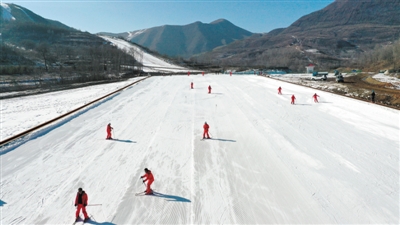 <p>　　冰雪旅游，讓冬季熱鬧起來。</p>