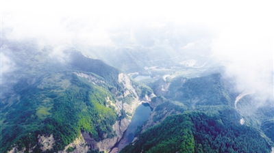 <p>　　龍潭水庫如山間碧玉</p>