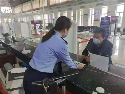 市民在銀川市機動車輛管理所辦理業務。交警供圖