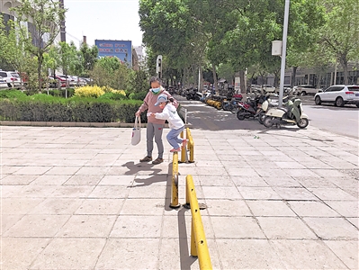 <p>　　光明廣場入口處安裝了欄桿。</p>