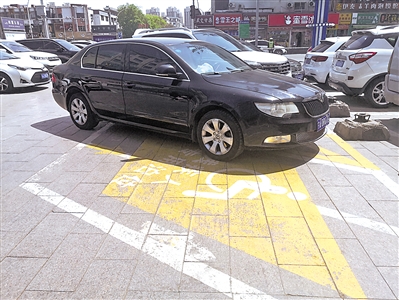 <p>　　銀川溫州商城門口停車場殘疾人專用泊位被占用。</p>