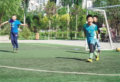 <p>　　5月9日，在銀川市華雁湖畔一個(gè)小足球場(chǎng)，小學(xué)生射門后歡慶勝利。</p>