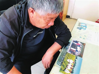 陶衛新看著照片回憶起19年前的往事。