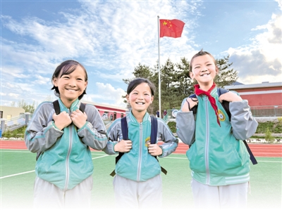 <p>　　涇源縣大灣鄉楊嶺村小學五年級學生馬榮（左）、殷建榮（中）、馬鈺（右），她們的夢想分別是成為音樂家、鄉村教師、舞蹈家。</p><p>　　本報記者　王鼎　攝</p>