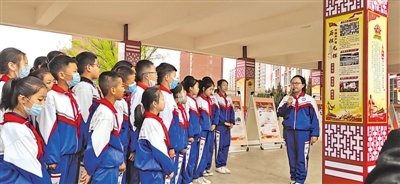 <p>　　中衛市第九小學民族團結進步教育文化長廊。</p><p>　　本報記者　王溦　攝</p>