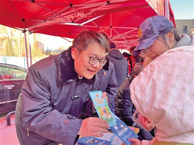 2月12日，銀川市金鳳區(qū)檢察院干警向小朋友講解法律知識(shí)。