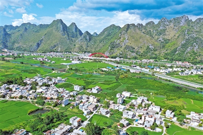 <p>　　這是廣西都安瑤族自治縣高嶺鎮(zhèn)境內(nèi)的鄉(xiāng)村風(fēng)貌（2021年8月31日攝，無人機照片）。近年來，廣西壯族自治區(qū)生態(tài)文明建設(shè)成果喜人，八桂大地一年四季生機盎然，山川處處景象宜人。新華社發(fā)　</p>