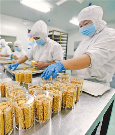 <p>　　寧夏麥爾樂食品股份有限公司的生產(chǎn)車間。近年來，企業(yè)結(jié)合賀蘭縣農(nóng)產(chǎn)品特色優(yōu)勢，研發(fā)出廣受消費者青睞的產(chǎn)品。　　　本報記者　馬楠　攝</p>