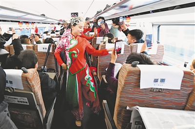 <p>　　　　首發動車上的精彩表演。</p>