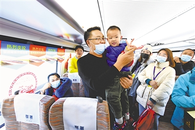 <p>　　　　首發動車上最小的乘客只有3歲半。</p>