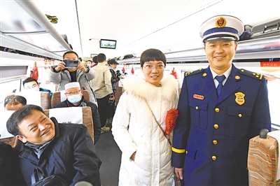 <p>　　　　光榮的乘客：哥哥是勞動模范，妹妹是抗疫模范。</p>