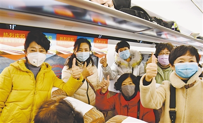 <p>　　　　姐妹們組團乘動車去旅游。</p>