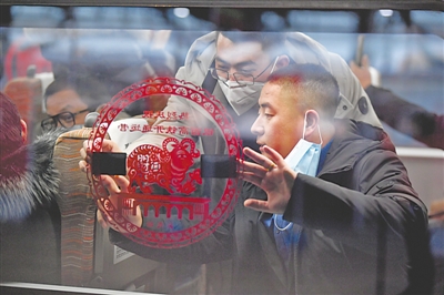 <p>　　　　兩位乘客給車票拍照留念。</p>