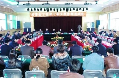 <p>　　福建在寧掛職干部支教教師座談會。</p>