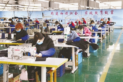 <p>　　位于西吉縣的由福建籍企業家創辦的服飾公司內，當地工在操作臺前埋頭操作。　　　　　　　　　　　　　　　　　　　　　　　　　　　　　　　　　　　　　　　　　　　　本報記者　左鳴遠　攝</p>