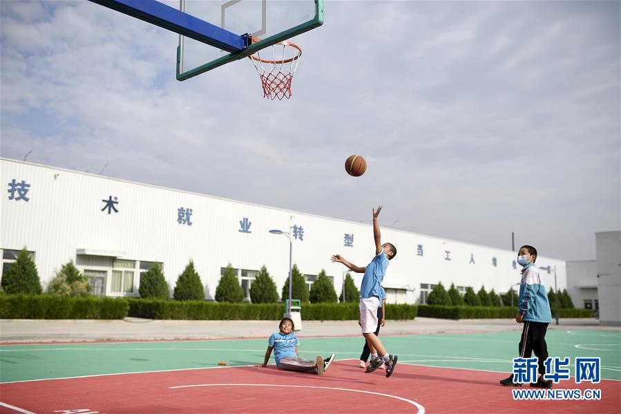 （社會(huì)）（1）扶貧車間里的“暑期小課堂”