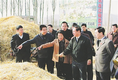 <p>　　福建援寧干部林月嬋（前排左三）為閩寧對口扶貧協作“修路架橋”，是名副其實的“閩寧使者”?！　　　　　　　　　　　　　　　　　　　　　　　　　　　　　　　　　　　　　　　　　　　　　　　　　　　　　　　　　　　。ㄙY料圖片）</p>