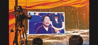 <p>　　林月嬋講述閩寧對(duì)口扶貧協(xié)作機(jī)制的建立。</p>