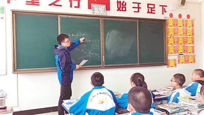 <p>　　廈門大學(xué)研究生支教團(tuán)隊員在上課。</p>