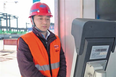 <p></p><p>　　銀川絲路經濟園領航大廈工地的人臉識別門禁系統。</p>