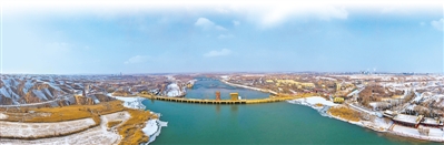 <p>　　雪后的青銅峽水利樞紐工程。本報記者　錢建忠　攝</p>