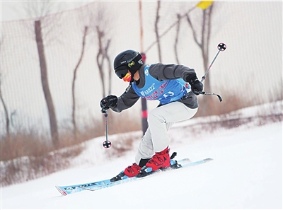     運動員猶如“雪上飛”。本報記者　高曉剛  攝