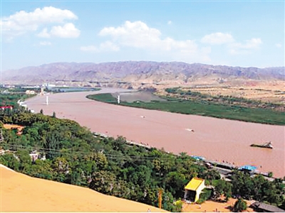 <p>　　1978年，國家啟動(dòng)三北防護(hù)林體系建設(shè)，累計(jì)完成造林保存面積4.38億畝，工程區(qū)森林覆蓋率由1977年的5.05%提高到目前的13.02%，在北方地區(qū)構(gòu)筑了一道綠色生態(tài)屏障，被譽(yù)為“綠色長(zhǎng)城”。圖為中衛(wèi)市沙坡頭三北工程實(shí)施前后對(duì)比。</p>