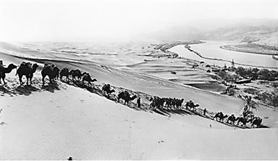 <p>　　1978年，國家啟動(dòng)三北防護(hù)林體系建設(shè)，累計(jì)完成造林保存面積4.38億畝，工程區(qū)森林覆蓋率由1977年的5.05%提高到目前的13.02%，在北方地區(qū)構(gòu)筑了一道綠色生態(tài)屏障，被譽(yù)為“綠色長(zhǎng)城”。圖為中衛(wèi)市沙坡頭三北工程實(shí)施前后對(duì)比。</p>