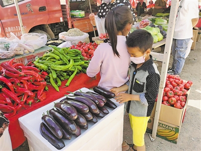 <p>　　一名小男孩在挑揀蔬菜。</p>