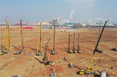 9月23日，在寧東能源化工基地，作為寧夏召開建設黃河流域生態保護和高質量發展先行區第一次推進會后首個開工建設的重大項目，寧東基地寶豐能源50萬噸/年烯烴項目正式開工建設，同步規劃建設50萬噸/年C2-C5綜合利用制烯烴項目。50萬噸/年煤制烯烴項目以及50萬噸/年C2-C5綜合利用制烯烴項目建成后，每年將新增聚烯烴產能100萬噸，公司聚烯烴年產能提升至220萬噸，甲醇年產能增至640萬噸，一體化、規?；瘍瀯輰⒏油怀?，創利能力進一步增強，高端煤基新材料領軍企業優勢更加明顯。  本報記者  武曉瑜  攝