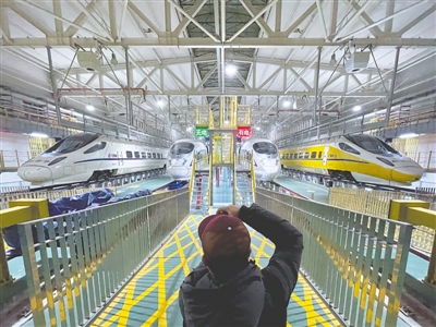 <p>　　動車組晚上在這里進行保養和檢修后，將執行新的出行任務。</p>
