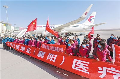 <p>　　2020年2月12日，寧夏第二批支援湖北醫療隊出征。自2020年1月28日以來，寧夏先后派出6批醫療隊隊員共785人支援湖北。　本報記者　王猛　攝</p>