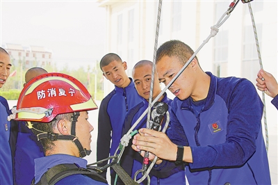 <p>　　樊震（右一）在帶訓中。</p>