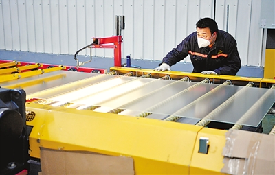 <p>　　石嘴山市高新技術產業開發區，寧夏金晶科技有限公司廠房流水線上，工人仔細視檢浮法超白玻璃樣品。</p><p>　　本報記者　王曉龍　白茹　攝</p>