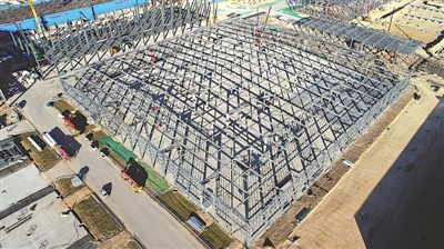 <p>　　作為中環股份在寧夏投資的首個項目，目前，中環50GW太陽能級單晶硅材料智慧化工廠廠房及相關配套項目，直拉方棒車間鋼結構主體已完工。　　　　　　　　　　　　　　　　　　　　　　　　　　　　　　　　　　　　　　　　　本報記者　王鼎　攝</p>