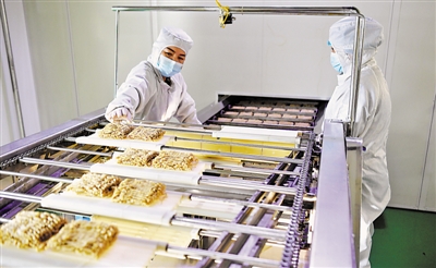 <p>　　德希恩實業（寧夏）有限公司食品加工線正加緊完成年末訂單。該廠借助石嘴山的氣候、地理優勢，發掘天然資源研發食品飲品，2019年以來持續有新產品成功研發出口，涉及馬來西亞、蒙古、澳大利亞等國家和地區。　　　　　　　　　　　　　　　　　　　　　　　　　　　　　　　　　　　　　　　　　　　　　　　　　本報記者　王曉龍　白茹　攝</p>