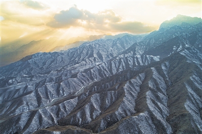     夕陽(yáng)西下，賀蘭晴雪分外妖嬈。