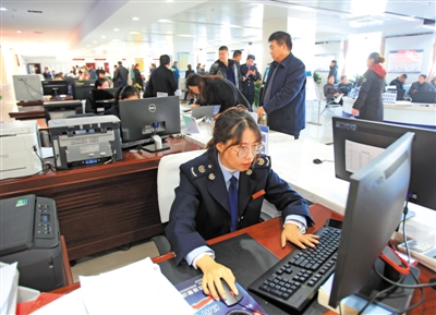 <p>　　鹽池縣政務大廳稅務部門簡化流程，落實減稅降費政策，提高辦事效率，服務企業。</p>