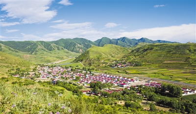 <p>　　隆德縣農村安全住房扮靚美麗鄉村。</p><p>　　本報記者　黨碩　攝</p>