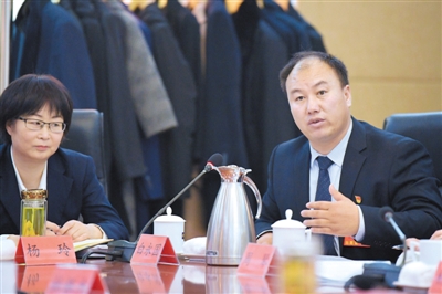 <p>　　自治區人大代表白永國（右）建議在群眾發展種植養殖方面給予更多的政策和資金支持。</p>