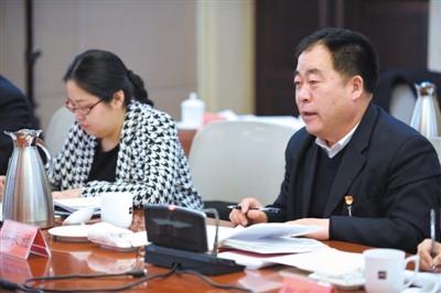 <p>　　自治區人大代表馮永福（右）建議加快農村一二三產業深度融合，讓農民在融合發展中分享更多收益。</p>