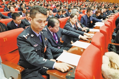 <p>　　人大代表肩負重托，依法履職，按下表決器。</p>