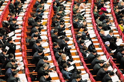 <p>　　人大代表認真審議政府工作報告。</p>
