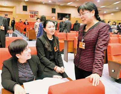 <p>　　3位女代表討論交流。</p>