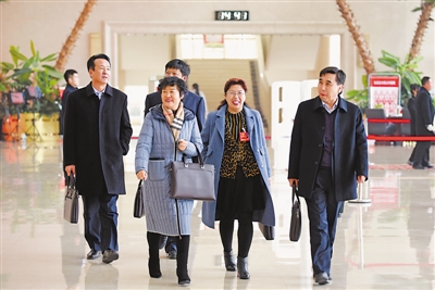<p>　　人大代表精神抖擻地步入會場。</p>