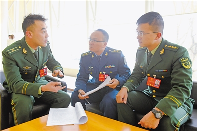 <p>　　部隊人大代表深入交流。</p>