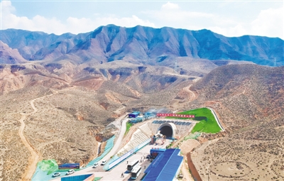 <p>　　中鐵北京工程局中蘭鐵路香山隧道工程根據工期需要，隧道采取長隧短打的方式，設進口、出口及五處斜井，將香山隧道分為6節7個工作面采取鉆爆法同時掘進。截至8月1日，正洞累計完成掘進6939.3米，剩余10824米，完成工程進度39%。　　　　　　　　　　　　　　　　　　　　　　　　　　　本報記者　馬楠　王洋　攝</p>