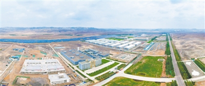 <p>　　寧夏西部云基地一體化新型大數據中心園區規劃占地面積5000畝，分別位于中衛工業園區、沙坡頭區迎水橋鎮、宣和鎮，三地保持30公里至50公里的安全距離，通過光纖直連，適合建設分散存儲和備份、并行計算的高可靠性數據中心。目前，已建成機房面積20萬平方米，安裝機架11832個，裝機能力近40萬臺。2020年，西部云基地發展目標是服務器裝機能力達到50萬臺，投資5億元，做好亞馬遜、美利云、中國移動等5個已建成數據中心項目