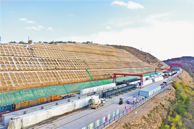 <p>　　銀昆高速公路彭陽過境段施工現場。</p>